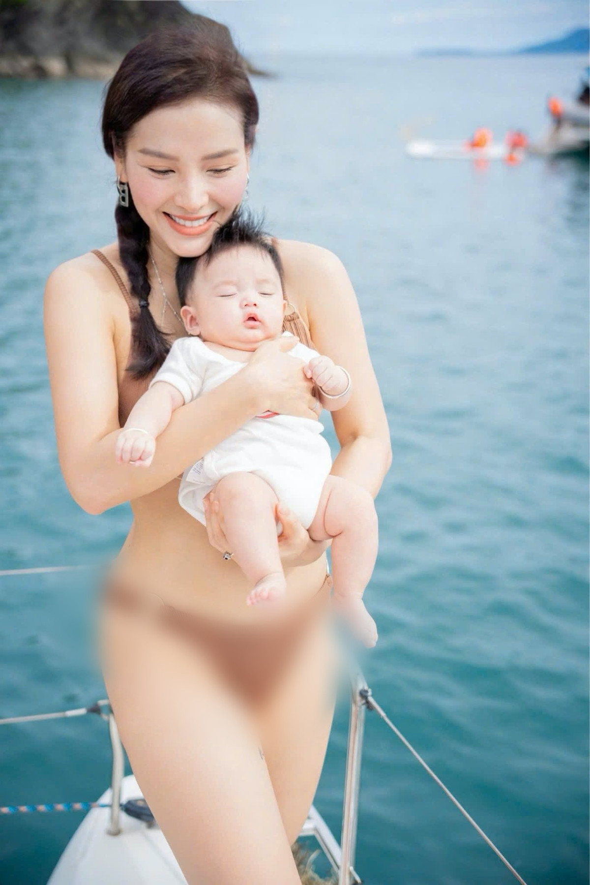 Thần thái rạng rỡ, nụ cười tươi tắn của cô nhận được vô vàn lời khen ngợi từ bạn bè và người hâm mộ.