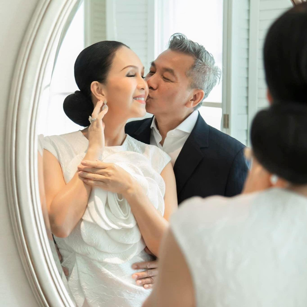 Suốt nhiều năm, vợ chồng Diễm My lựa chọn cuộc sống kín tiếng, hạn chế chia sẻ chuyện riêng tư trước truyền thông. Không phô trương hay ồn ào, họ giữ gìn hạnh phúc bằng sự tôn trọng và thấu hiểu.