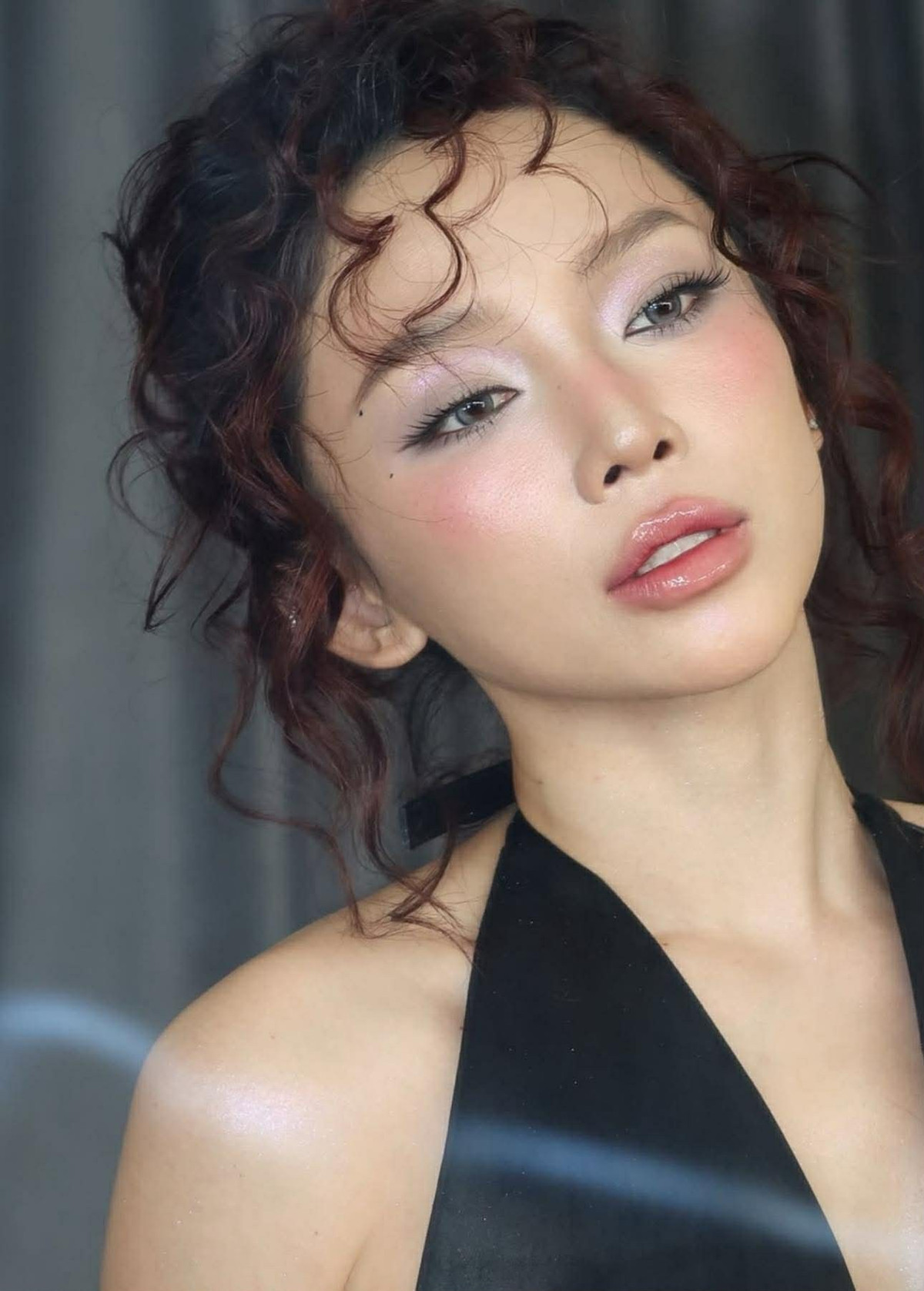 Trong bộ hình, nữ ca sĩ lựa chọn phong cách thời trang gợi cảm, khéo léo tôn lên lợi thế hình thể.