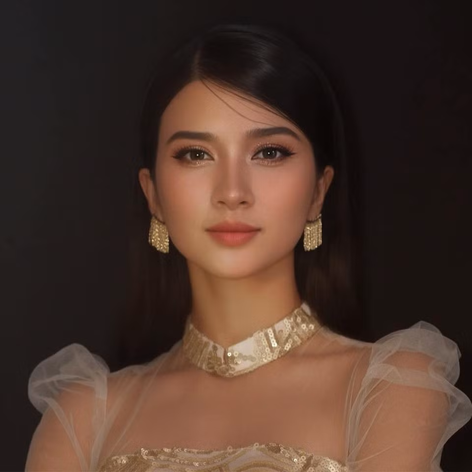 Cô luôn trung thành với phong cách thời trang tối giản, thanh lịch, tôn lên vẻ đẹp tự nhiên mà vẫn đậm chất quý phái.