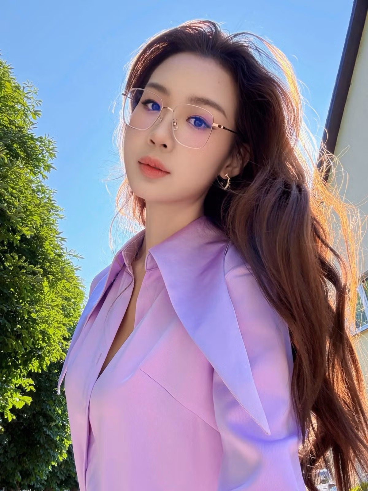 Gam màu tím nhẹ nhàng, lãng mạn cùng kiểu dáng thanh lịch, dịu dàng đã làm nổi bật vẻ đẹp nền nã, thanh tao của cô. Ảnh: FB Lê Nguyễn Bảo Ngọc