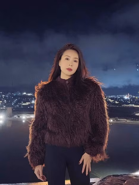 Dù không thường xuyên thể hiện hạnh phúc trên mạng xã hội, Hồng Diễm cho biết cô may mắn khi có người bạn đời đồng điệu trong suy nghĩ, luôn tin tưởng và ủng hộ vợ theo đuổi nghệ thuật.