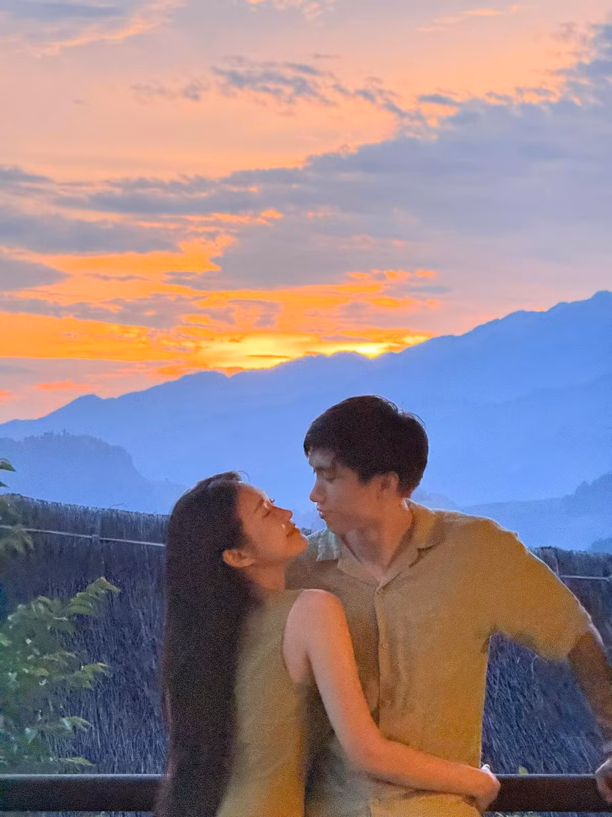 Đoàn Văn Hậu - Doãn Hải My khoe khoảnh khắc ngôn tình dưới ánh hoàng hôn. Ảnh: FB Đoàn Văn Hậu