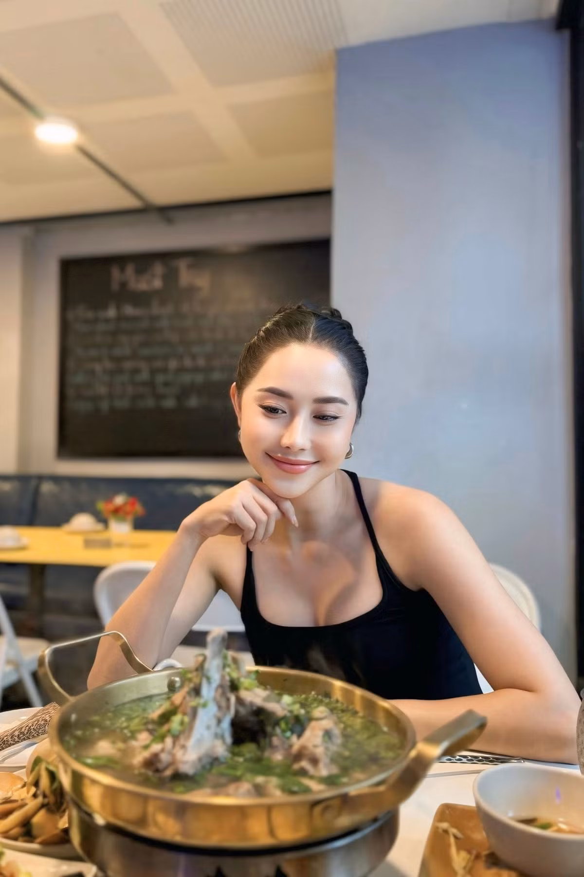 Sau khi nỗ lực chỉnh sửa, diễn viên Tường Vi cũng lấy lại gương mặt xinh đẹp vốn có và chăm chỉ hoạt động nghệ thuật.