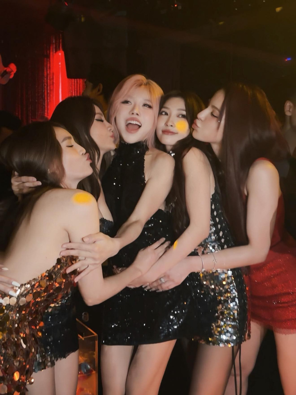 Ca sĩ Trang Pháp đón sinh nhật bên các thành viên nhóm LUNAS. Ảnh: FB Trang Phap