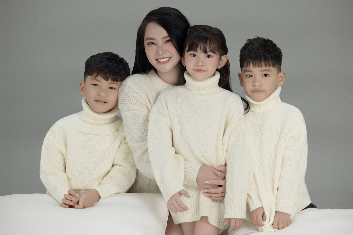 Hải Băng cùng 3 con mặc đồ đôi chụp ảnh nghệ thuật. Ảnh: FB Hải Băng