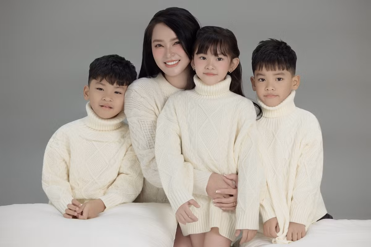 Hải Băng cùng 3 con mặc đồ đôi chụp ảnh nghệ thuật. Ảnh: FB Hải Băng