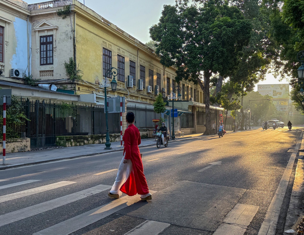 Nghệ sĩ Chiều Xuân đi dạo dưới ánh nắng sáng sớm ở Hà Nội. Ảnh: FB Nguyễn Thị Chiều Xuân