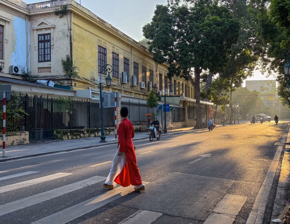 Nghệ sĩ Chiều Xuân đi dạo dưới ánh nắng sáng sớm ở Hà Nội. Ảnh: FB Nguyễn Thị Chiều Xuân