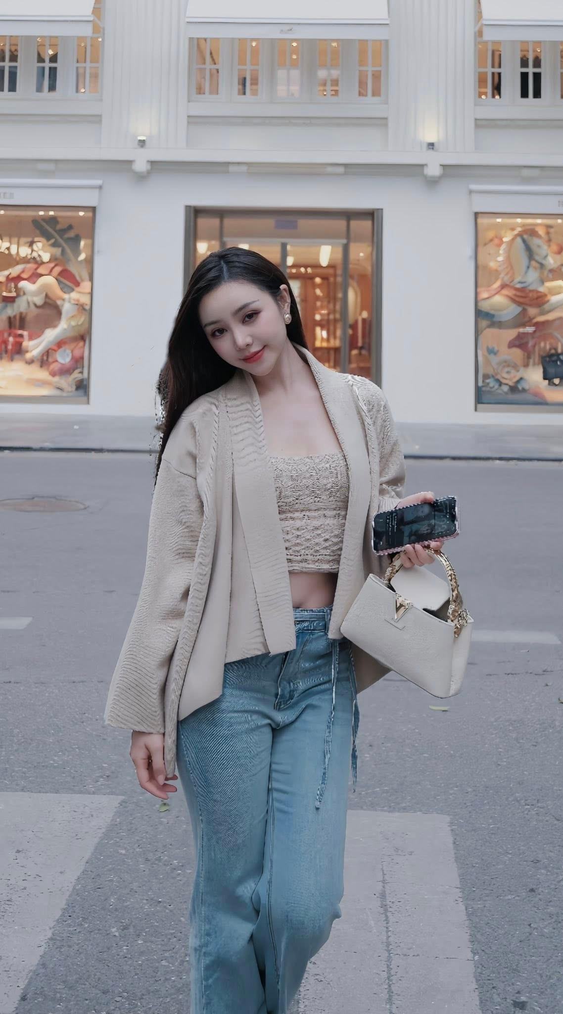 Cô không ngần ngại thử nghiệm những thiết kế táo bạo, khai thác triệt để lợi thế hình thể.