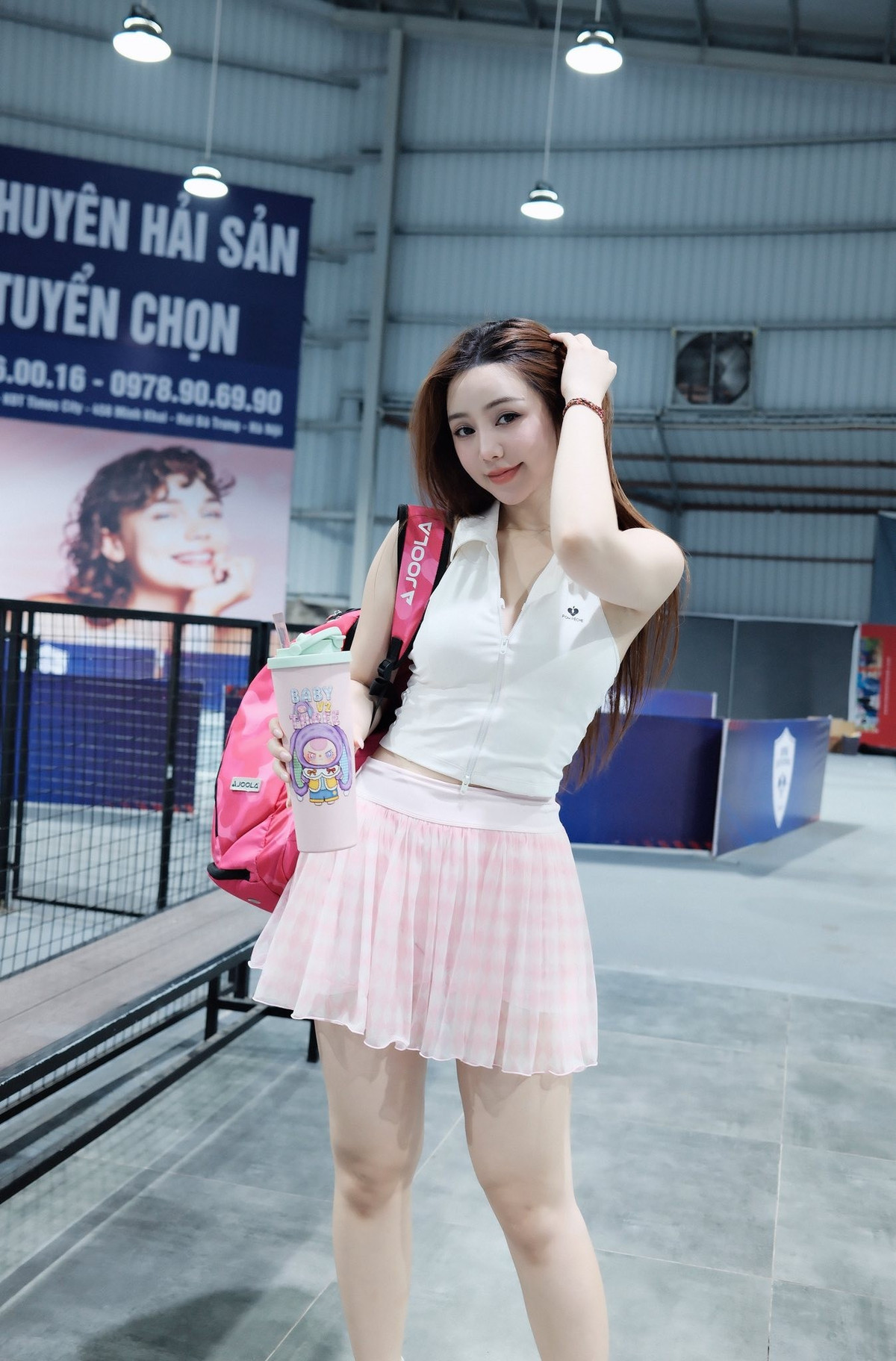 Quỳnh Kool tạo dáng trên sân tập. Ảnh: FB Quỳnh Nguyễn