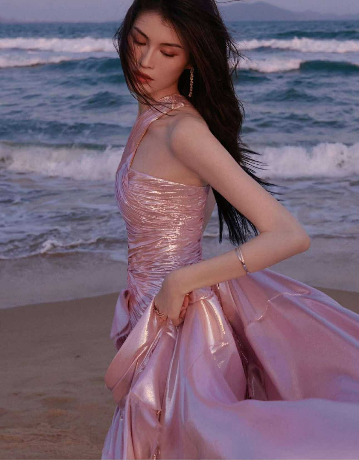 Dù đã bước sang tuổi U40 và trở thành mẹ, thân hình săn chắc, đường cong quyến rũ cùng phong thái đỉnh cao của Hà Tuệ vẫn khiến nhiều người ngưỡng mộ.