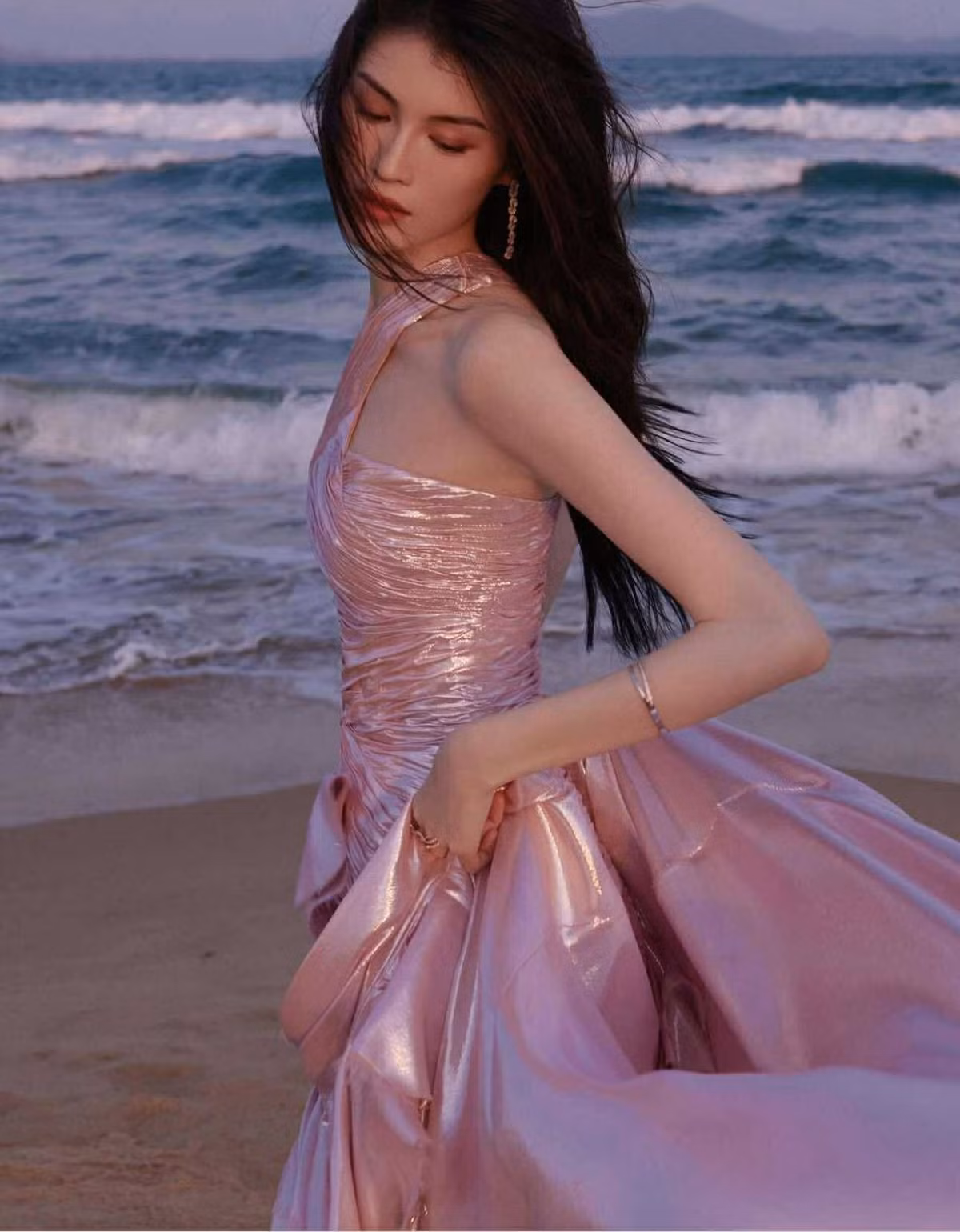 Dù đã bước sang tuổi U40 và trở thành mẹ, thân hình săn chắc, đường cong quyến rũ cùng phong thái đỉnh cao của Hà Tuệ vẫn khiến nhiều người ngưỡng mộ.