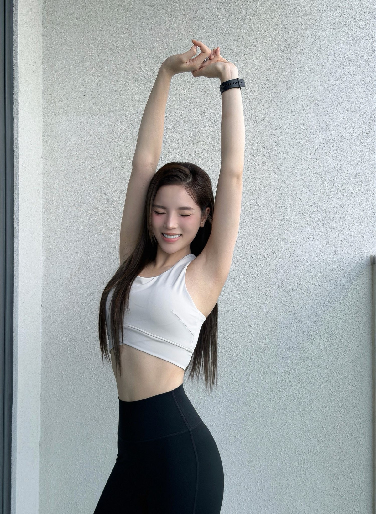 Xuyên suốt bộ ảnh, nàng hậu tạo dáng tự nhiên, ánh nhìn tự tin, nổi bật với vòng eo thon gọn.