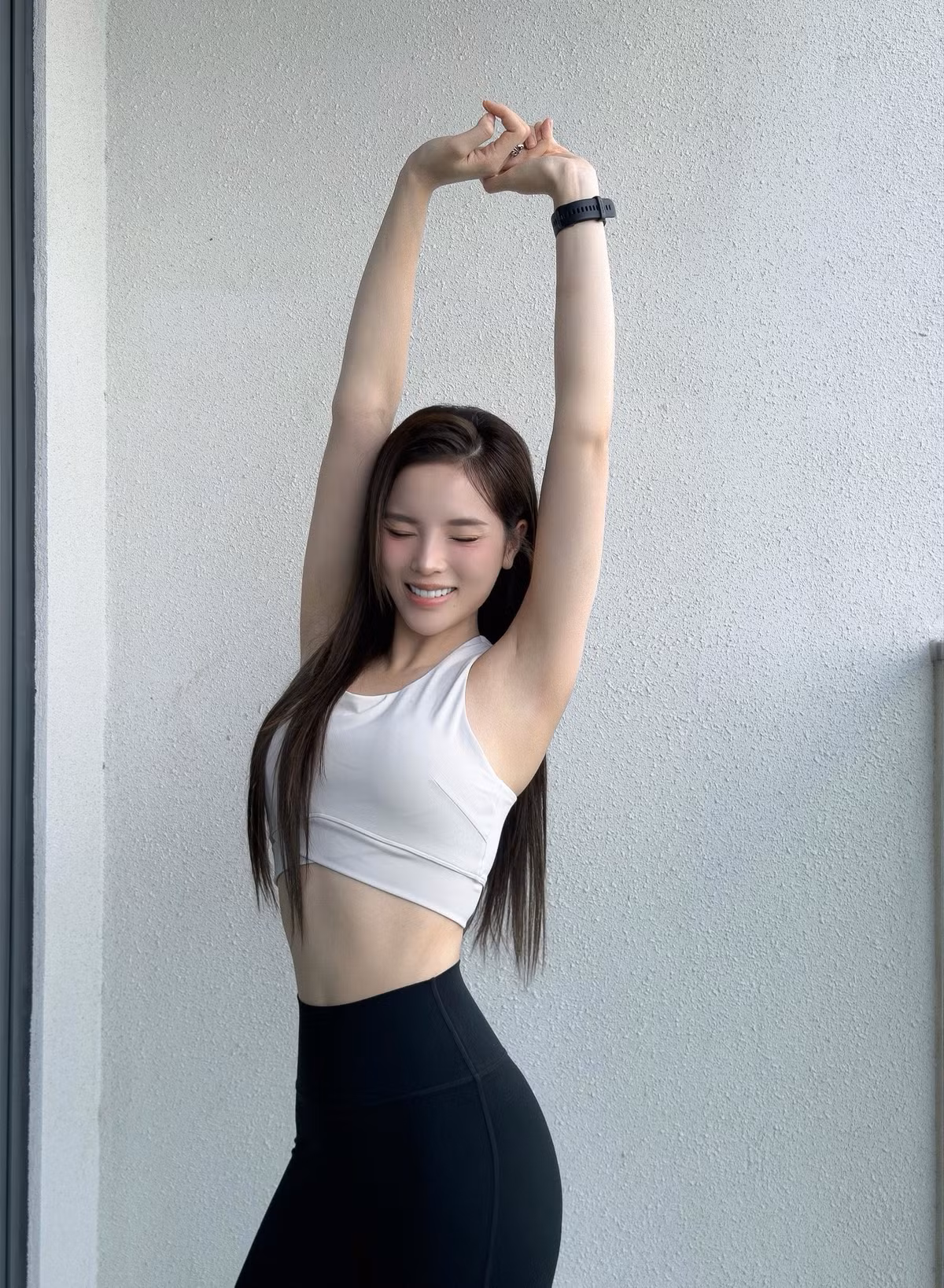 Xuyên suốt bộ ảnh, nàng hậu tạo dáng tự nhiên, ánh nhìn tự tin, nổi bật với vòng eo thon gọn.