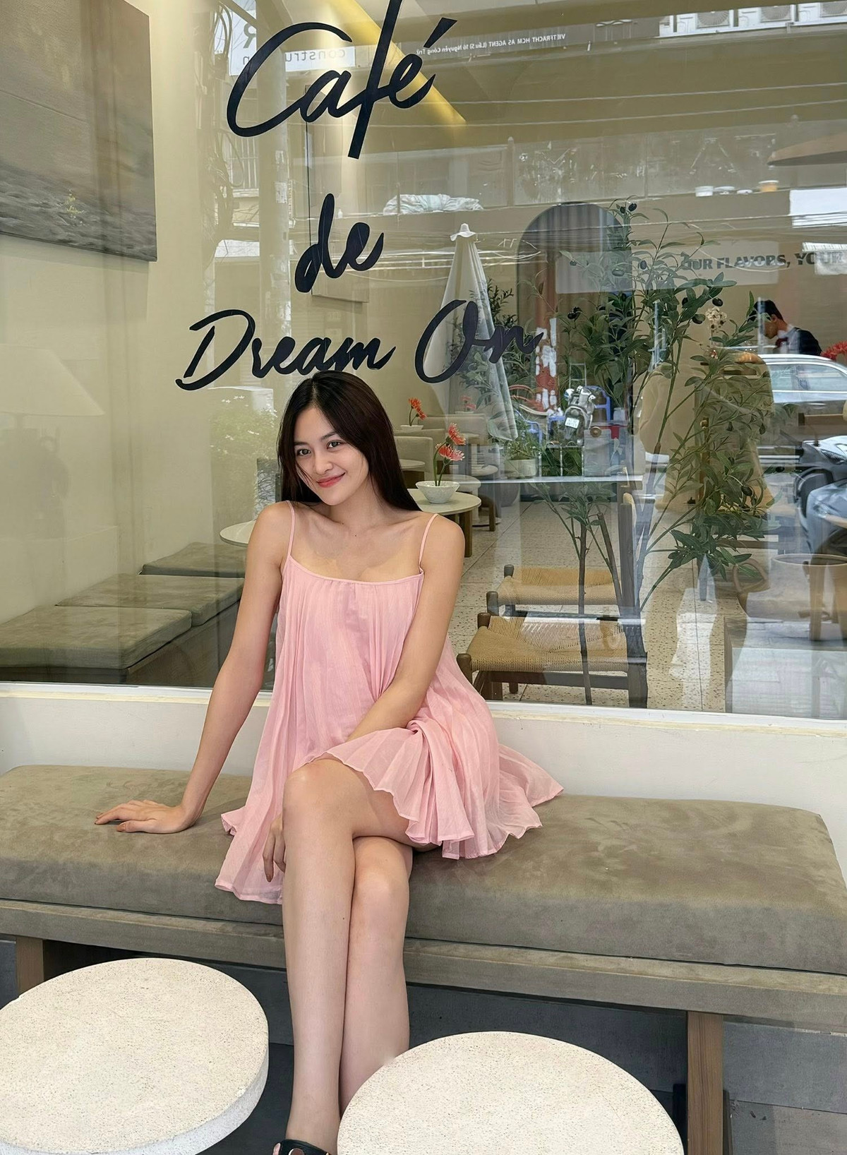 Thuỳ Anh xinh đẹp trong đầm hồng khi ngồi quán cafe. Ảnh: FB Thuỳ Anh