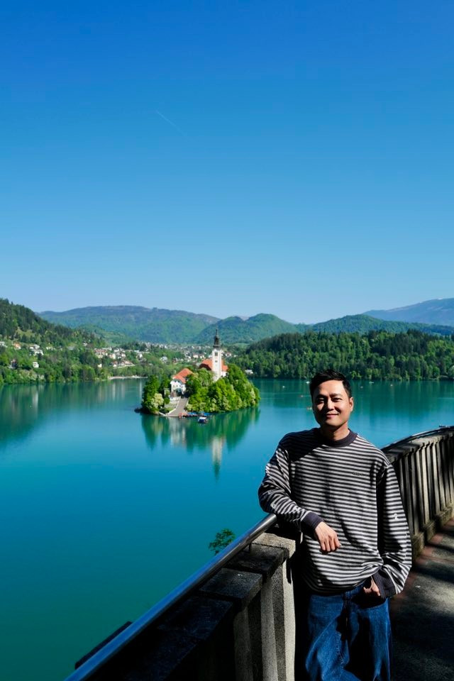 Ca sĩ Quang Vinh thăm thú ở Slovenia. Ảnh: FB Quang Vinh