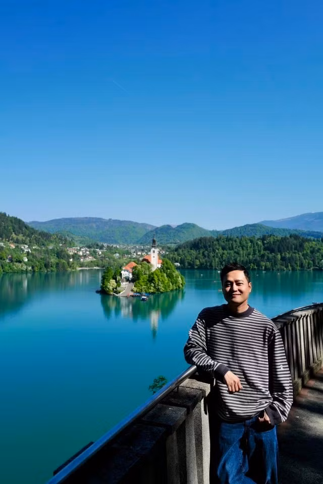 Ca sĩ Quang Vinh thăm thú ở Slovenia. Ảnh: FB Quang Vinh