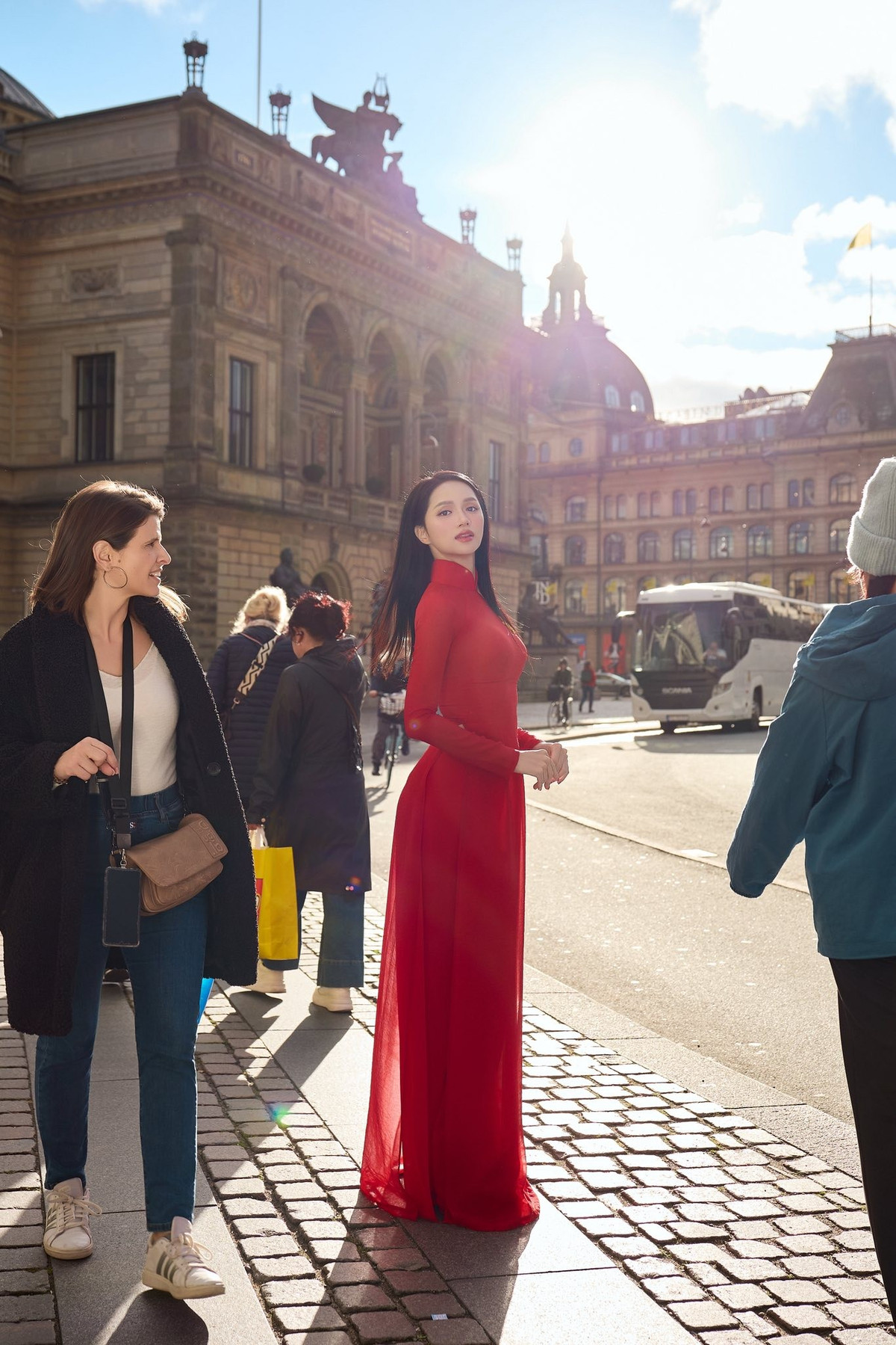 Hương Giang chỉ trang điểm nhẹ nhàng, tóc suôn dài tự nhiên, tôn lên vẻ nữ tính và nền nã.