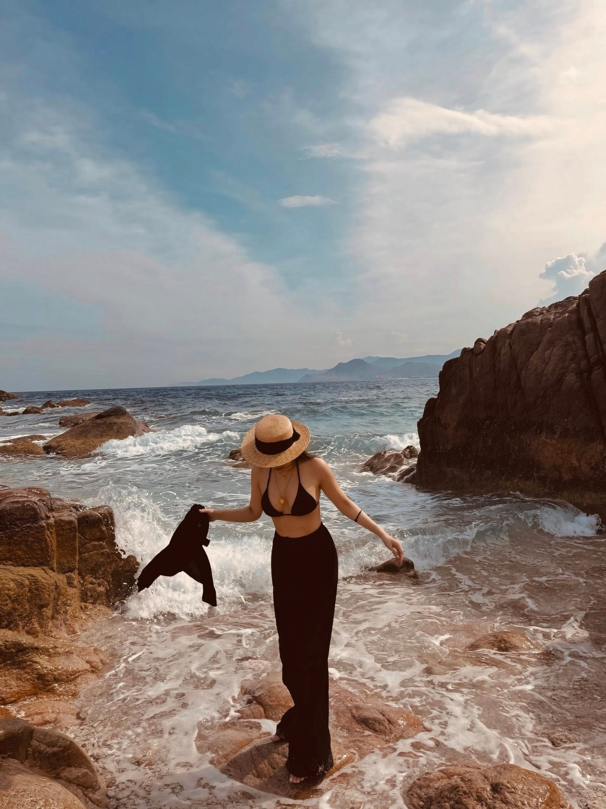 Điểm nhấn của loạt ảnh chính là vóc dáng nuột nà, săn chắc cùng làn da trắng mịn của bà mẹ hai con. Ảnh: FB Phương Anh Lê