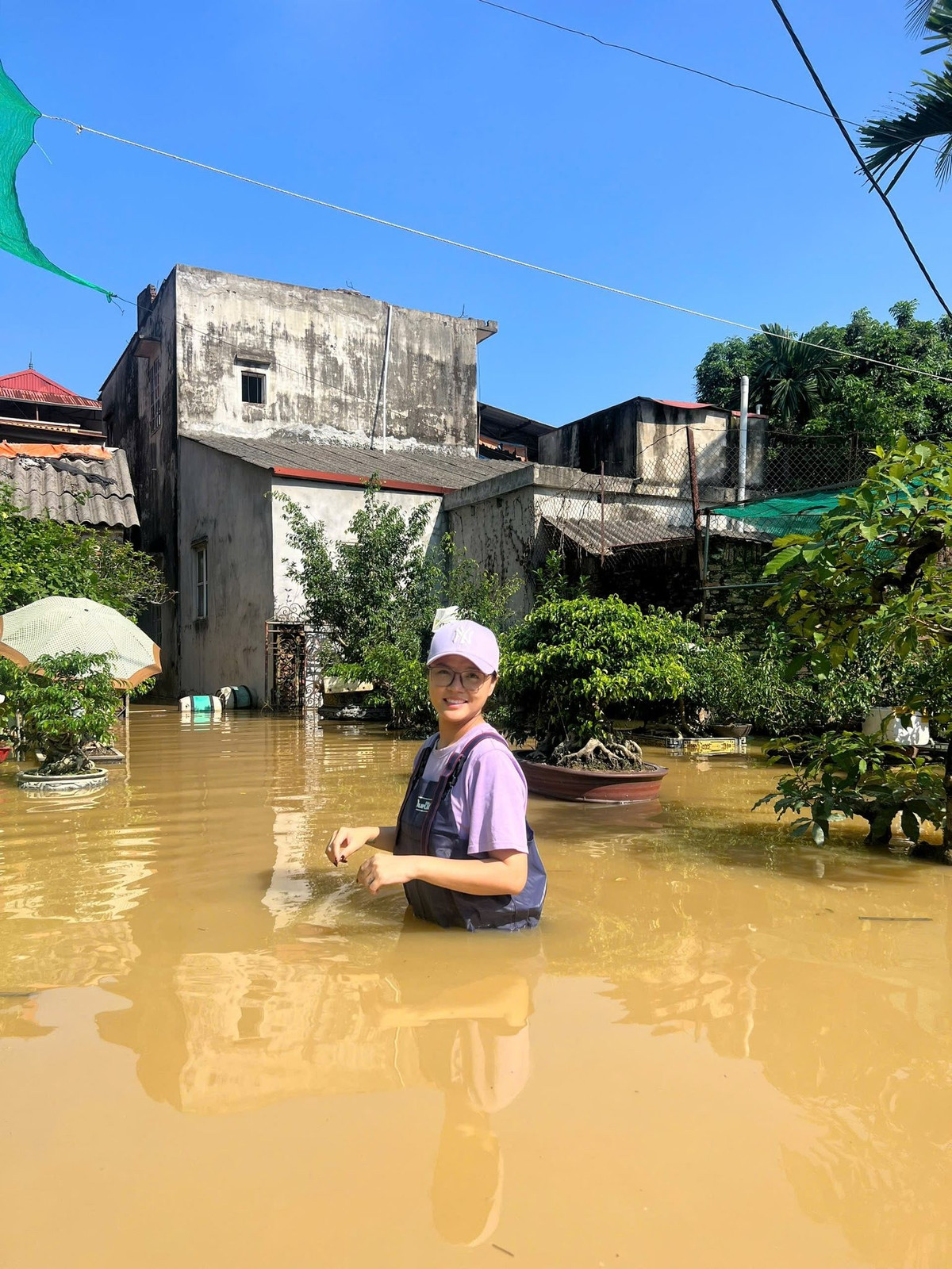 Diễn viên Thu Quỳnh check in giữa vùng nước ngập tới ngang hông. Ảnh: FB Nguyễn Thu Quỳnh
