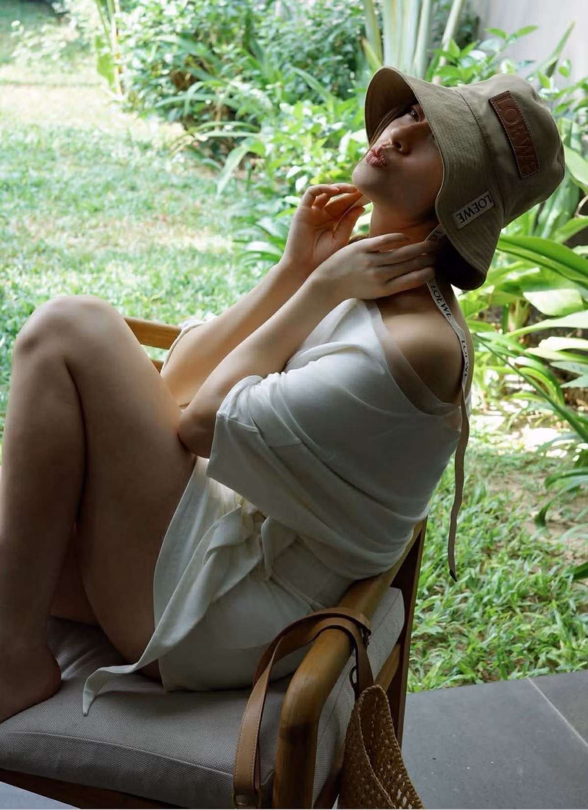 Chiếc mũ rộng vành được nàng hậu phối tinh tế không chỉ giúp tổng thể trang phục thêm trẻ trung mà còn mang đến cảm giác phóng khoáng.