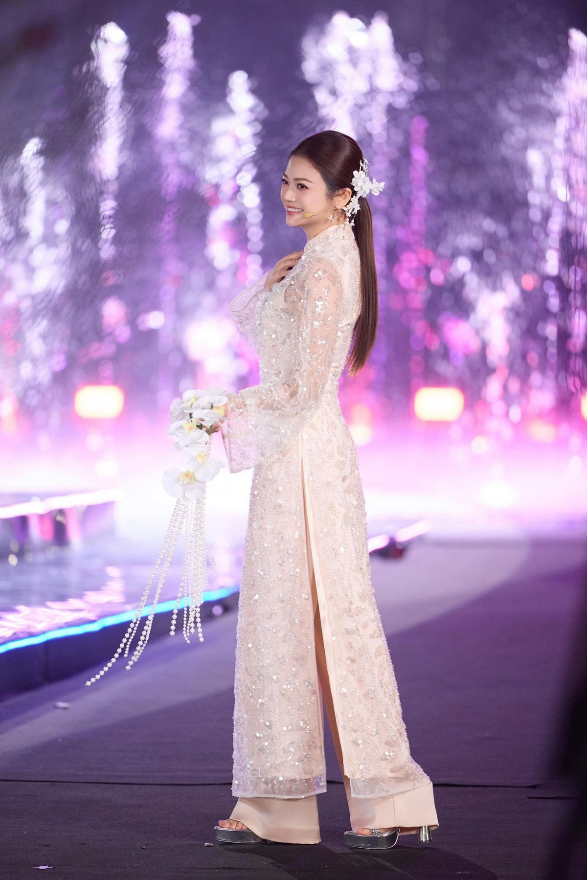 Ở tuổi 45, chị vẫn sở hữu gương mặt thanh tú với sống mũi cao, các đường nét hài hòa, làn da mịn màng cùng thần thái tươi tắn.