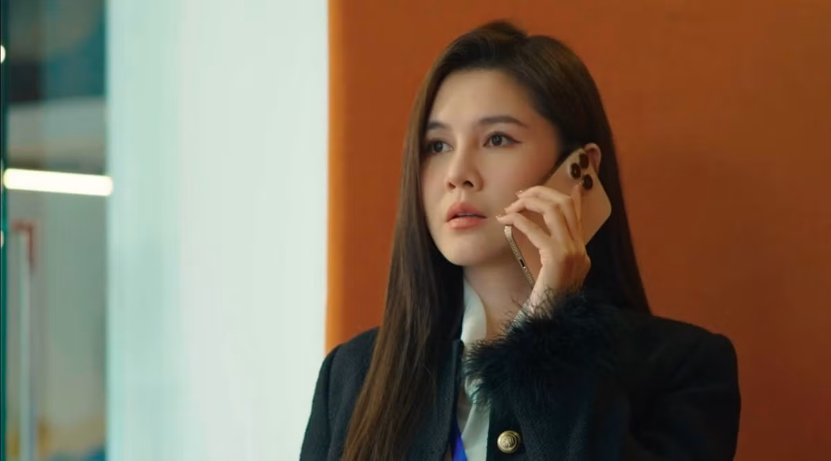 Không chỉ gây ấn tượng bởi lối diễn tự nhiên, hình ảnh nhân vật Mỹ Linh của diễn viên Vũ Thu Hoài còn ghi điểm nhờ gu thời trang công sở sành điệu.