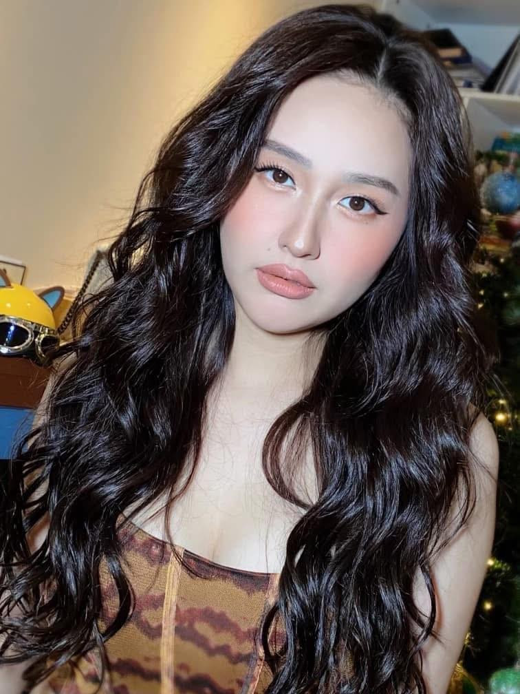 Hoa hậu Mai Phương Thuý đăng ảnh kèm chia sẻ ẩn ý: "Anh vẫn đến dù trời gió mưa giăng khắp lối". Ảnh: FB Mai Phuong Thuy