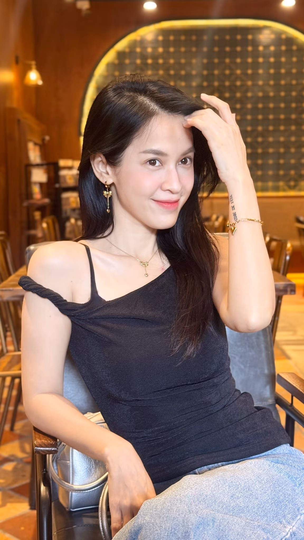 Hoạt động nghệ thuật đã hàng chục năm nay và Tú Vi vẫn trung thành với phong cách nữ tính, thanh lịch.