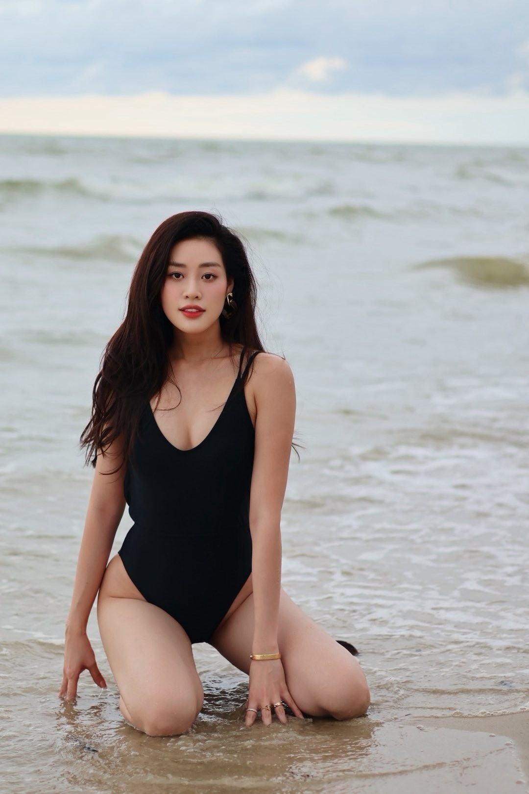 Tin tức sao Việt 6/7: Hoa hậu Khánh Vân tạo dáng gợi cảm bên bờ biển khi diện bikini. Ảnh: FB Nguyễn Trần Khánh Vân