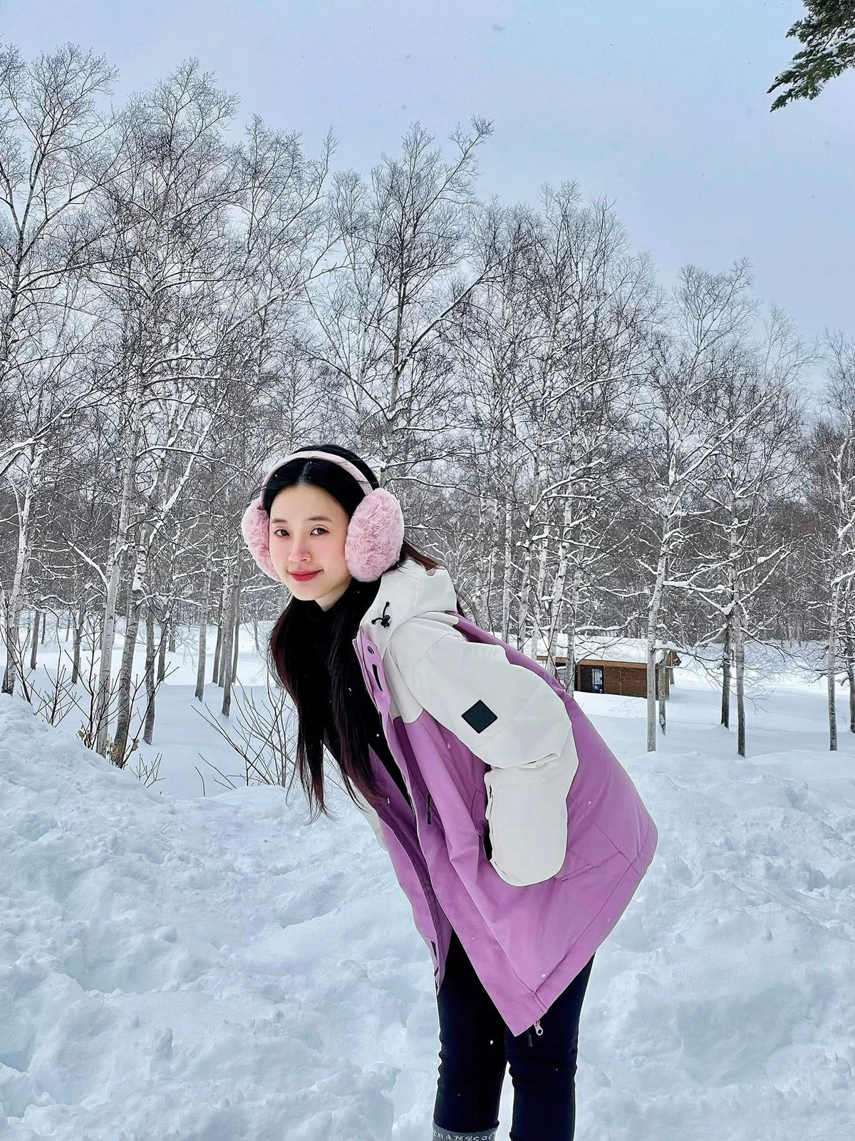 Mới đây, Midu đăng tải trên mạng xã hội loạt hình ảnh ghi lại chuyến đi Nhật Bản cùng ông xã thiếu gia Minh Đạt.