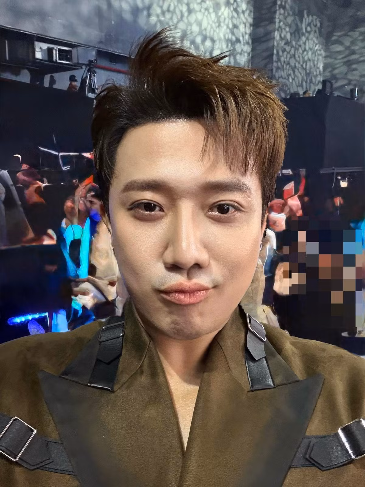 Trấn Thành viết: "Thật đáng tiếc cho những ai không thấy được vẻ đẹp này! Thật ra cái bụng chỉ là 1 cú lừa thôi! Đây mới là nhan sắc thật sự của bổn cung hiện tại!". Ảnh: FB Trấn Thành