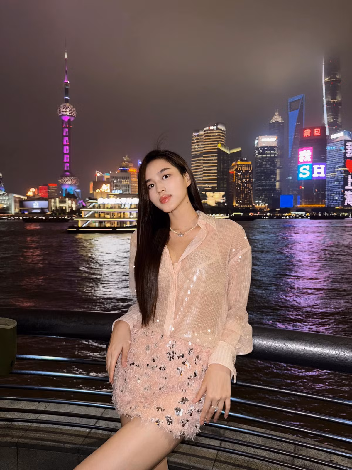 Trong các hình ảnh đời thường, cô cũng nhiều lần khéo léo khoe đôi chân dài của mình qua các bộ váy xẻ đùi cao gợi cảm. Ảnh: FB Đỗ Thị Hà