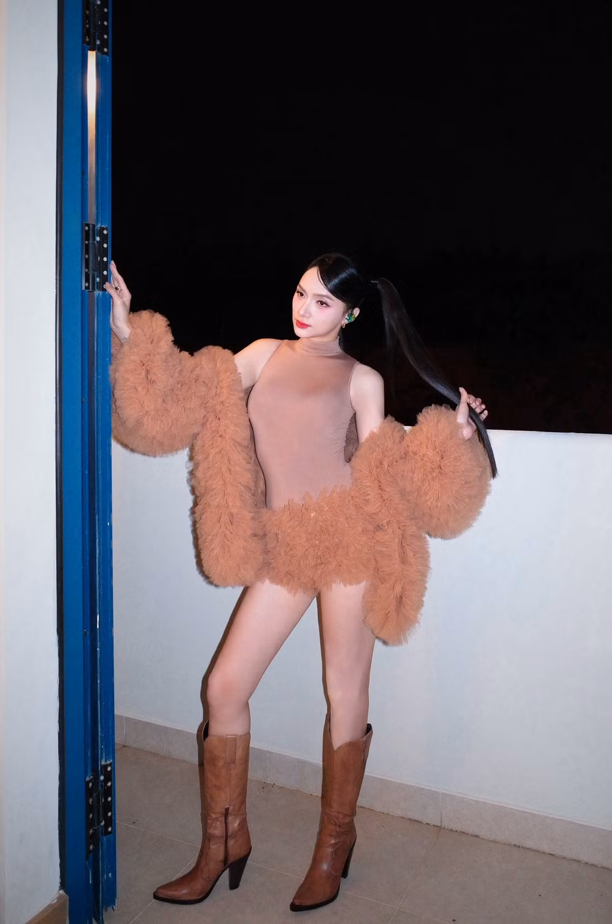 Hương Giang dường như "lột xác" hoàn toàn, trở nên tự tin và tươi trẻ hơn.