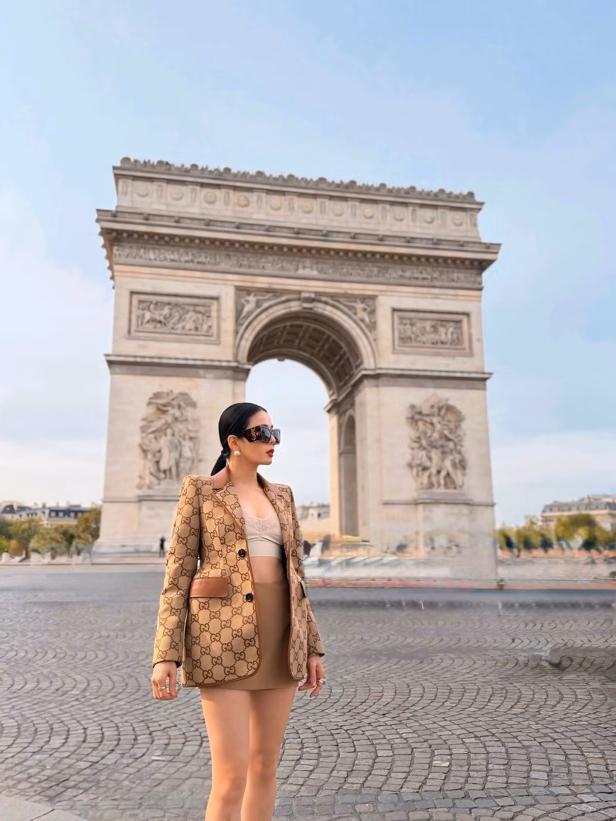 Tại kinh đô ánh sáng, Lệ Quyên đã chọn cho mình một outfit vô cùng táo bạo nhưng không kém phần sành điệu, tôn lên tối đa lợi thế hình thể.