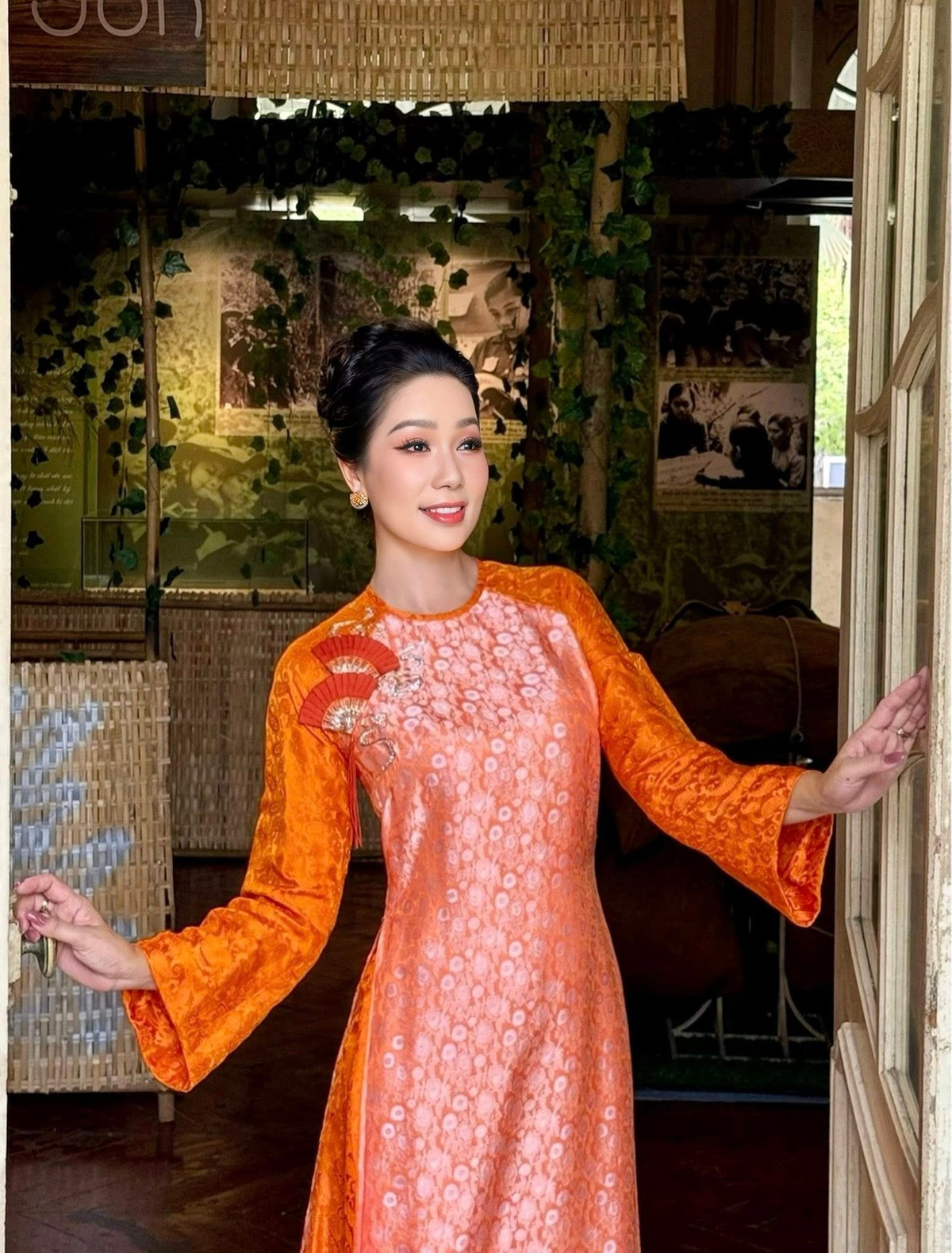 NSND Trịnh Kim Chi làm người mẫu bộ sưu tập áo dài. Ảnh: FB Trịnh Kim Chi