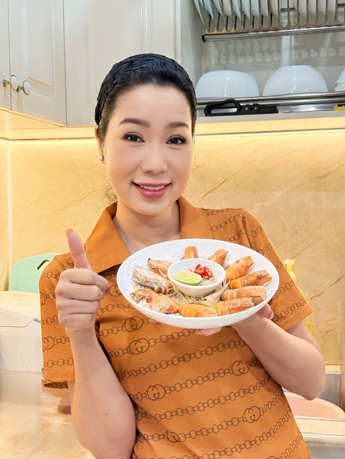 Trịnh Kim Chi vào bếp làm một số món ngon đãi cả nhà. Ảnh: FB Trịnh Kim Chi