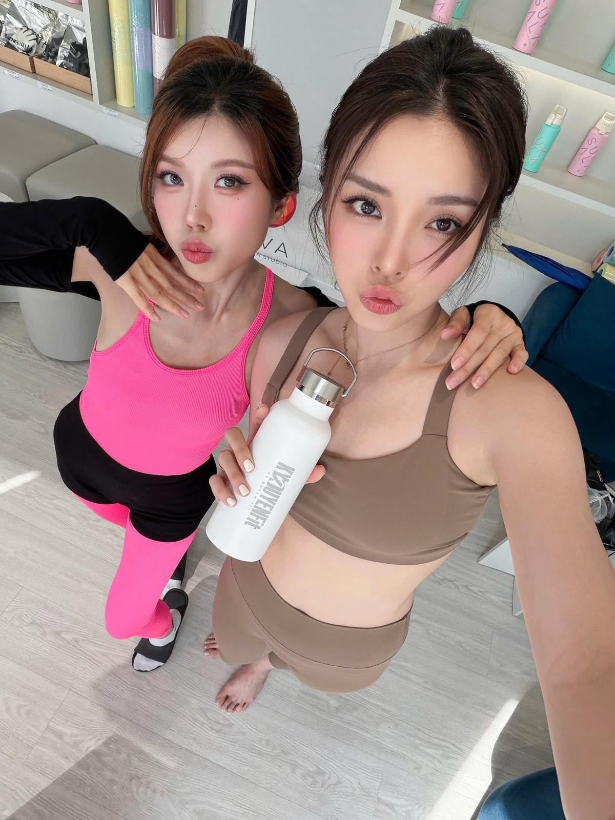 Kỳ Duyên quất quýt bên chị đẹp Trang Pháp khi đi tập. Ảnh: FB Hoa hậu Nguyễn Cao Kỳ Duyên