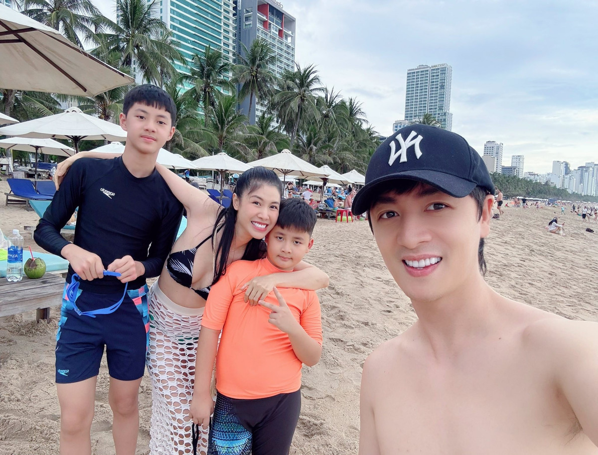 Gia đình ca sĩ Đăng Khôi đi du lịch biển. Ảnh: FB Thuy Anh Le