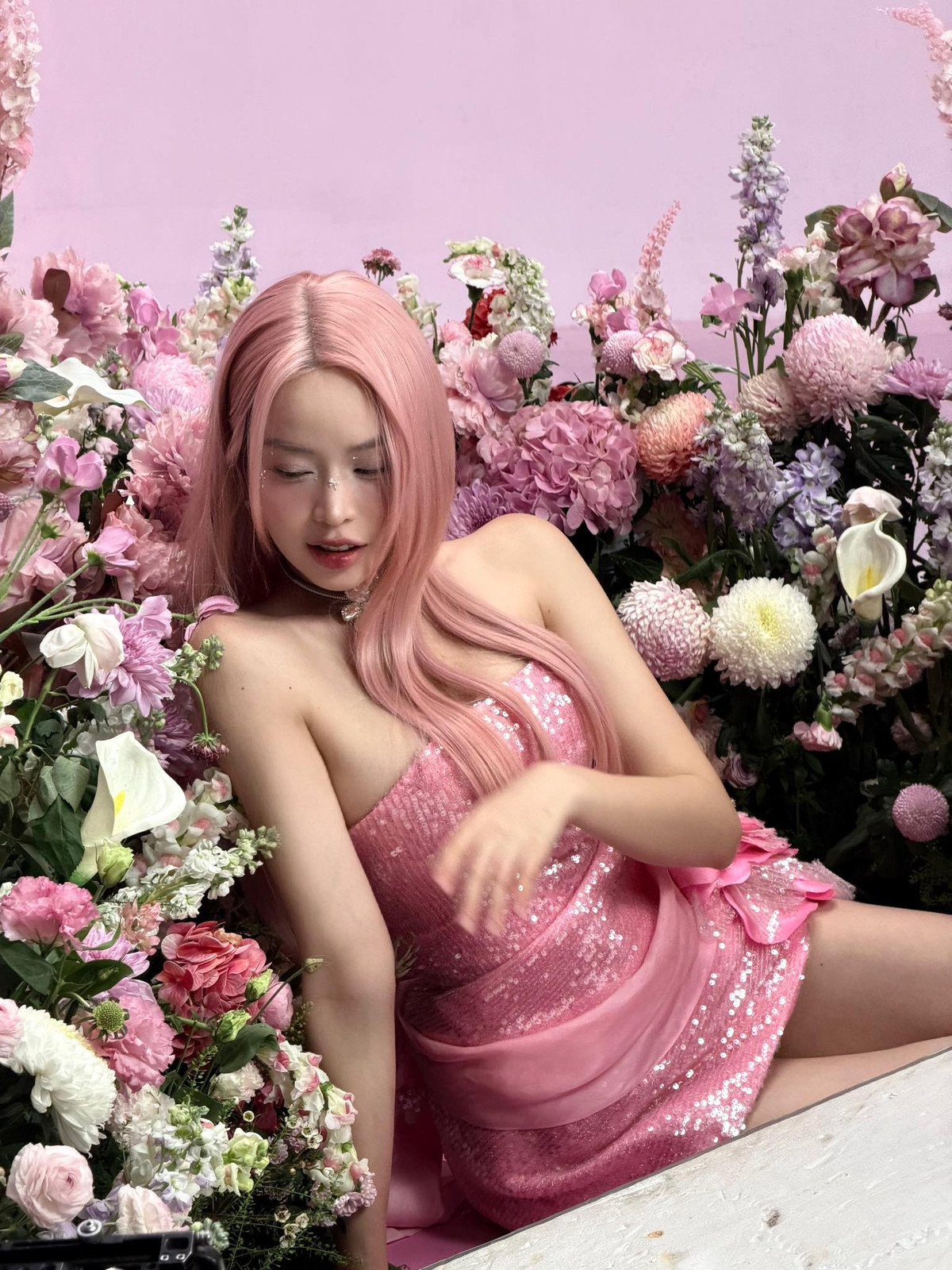 Bộ váy ngắn cũn được phối tinh tế, giúp tôn lên lợi thế hình thể của nàng Hậu sinh năm 2003.