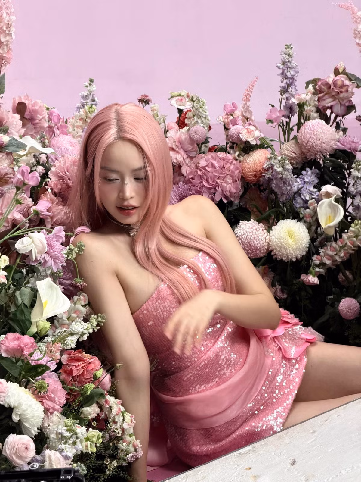 Bộ váy ngắn cũn được phối tinh tế, giúp tôn lên lợi thế hình thể của nàng Hậu sinh năm 2003.