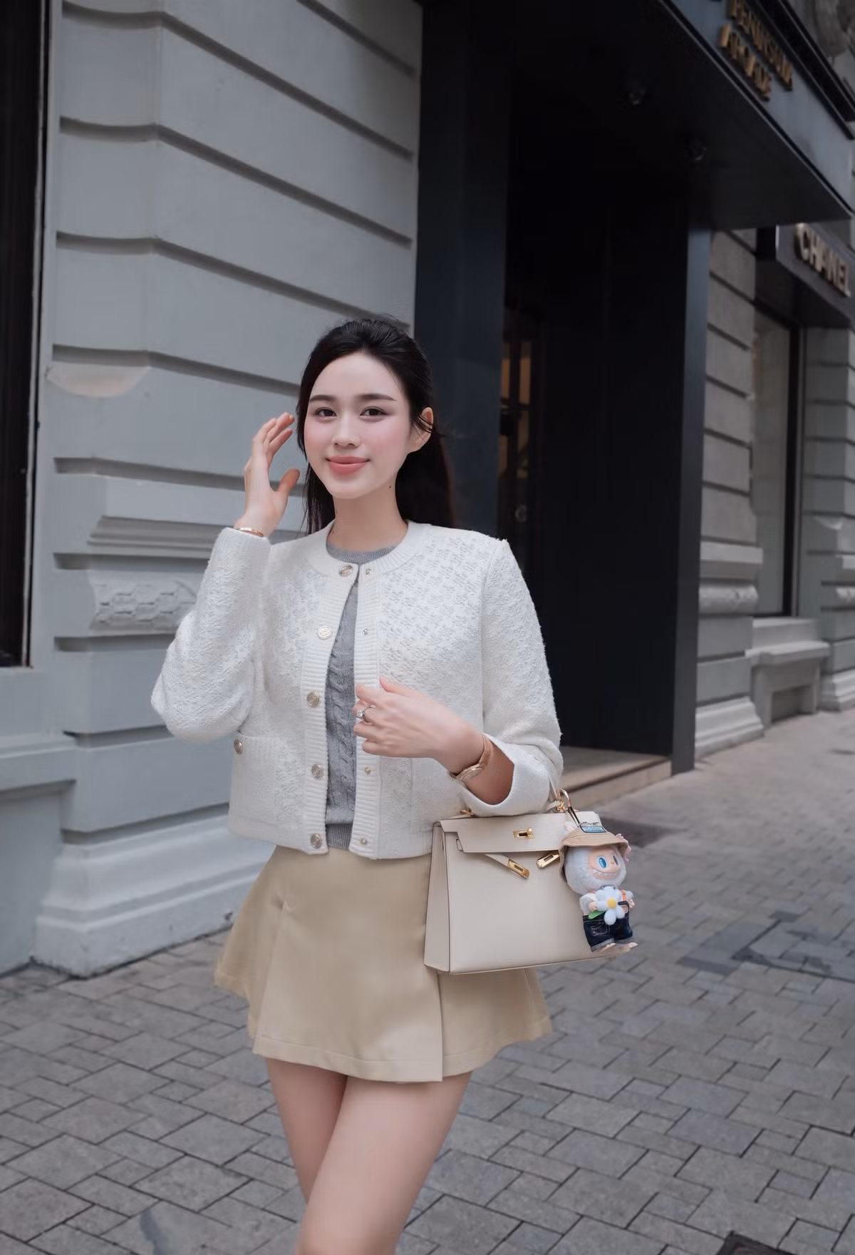 Nàng hậu đảm nhận vị trí CEO viện Thẩm mỹ ở tuổi 23, sau đó thường xuyên cập nhật hình ảnh đi làm xịn sò và sang chảnh như "nữ tổng tài".