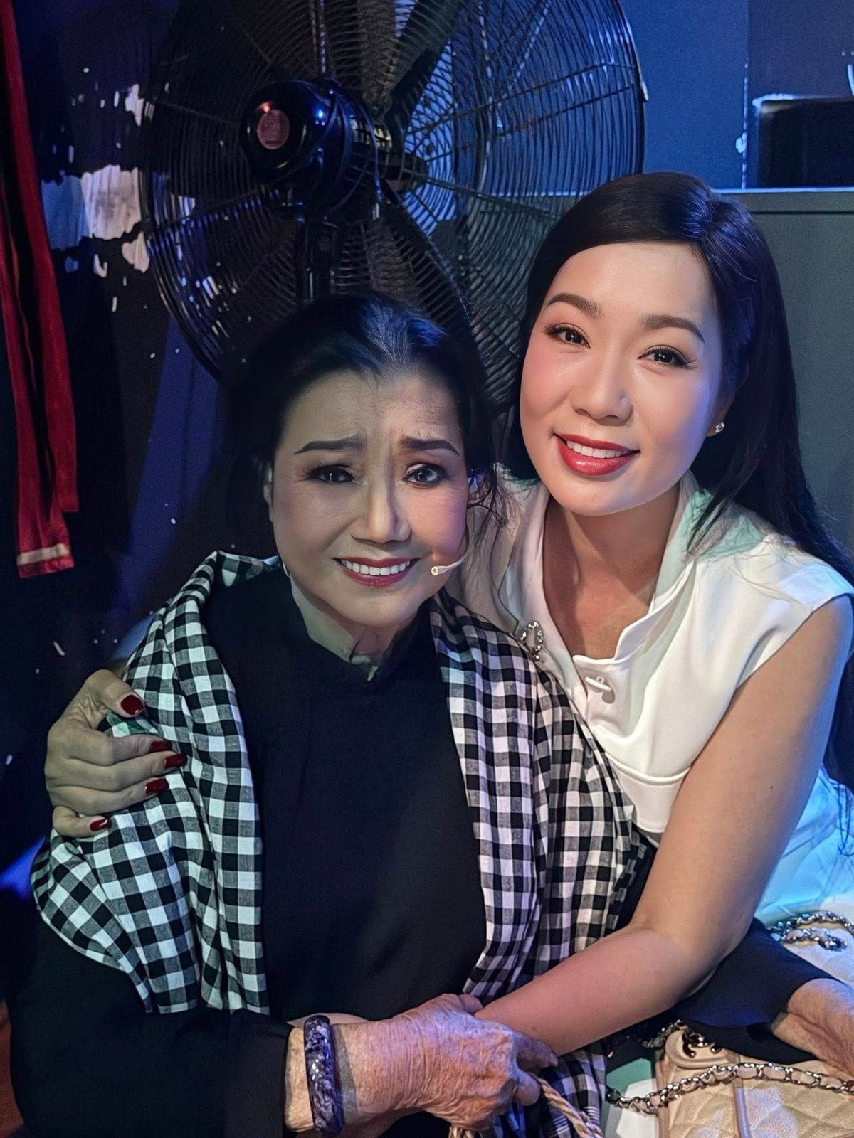 Á hậu Trịnh Kim Chi chụp ảnh kỷ niệm cùng NSND Kim Cương tại hậu trường một buổi liên hoan sân khấu. Ảnh: FB Trịnh Kim Chi