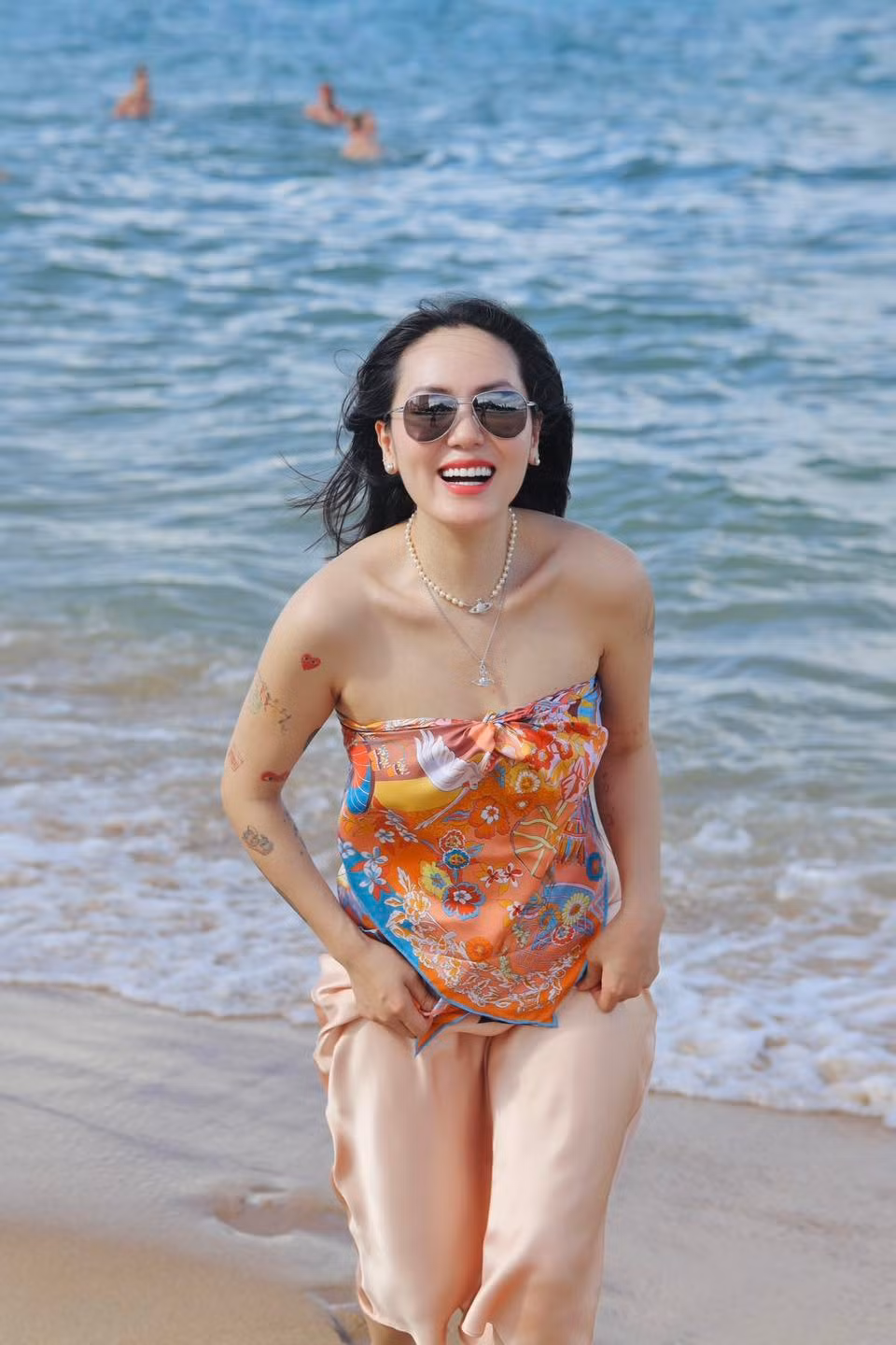 Trong loạt ảnh mới được đăng tải trên trang cá nhân, ca sĩ Phương Linh diện trang phục nửa kín nửa hở, tạo dáng bên bờ biển. Ảnh: FB Tran Phuong Linh