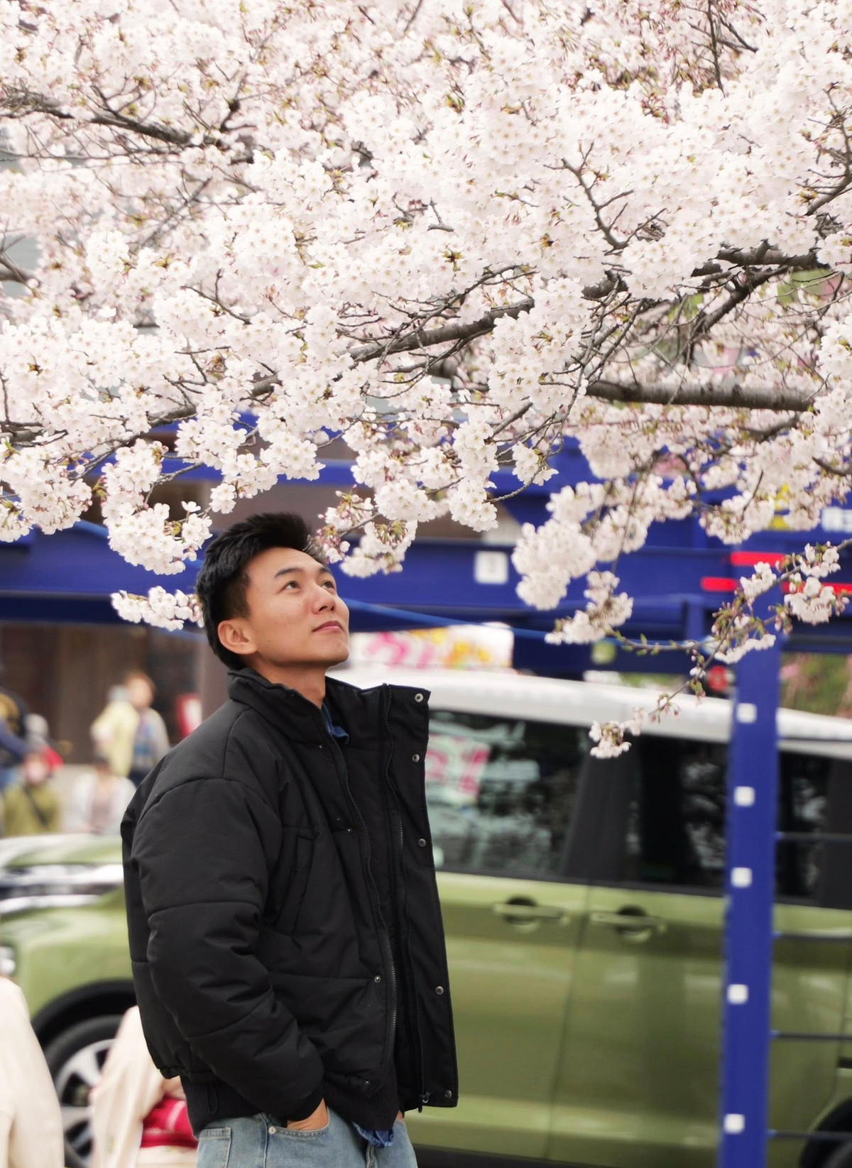 Gần đây Khoai Lang Thang vướng vào một số tranh cãi trên mạng xã hội. Một số tài khoản cho rằng anh “làm màu” hoặc “dàn dựng” khi để lại bình luận động viên người lạ. Trên nền tảng Threads, một bài đăng cho rằng bình luận của nam YouTuber mang tính “làm truyền thông” và “không có gì đặc biệt”. Bài viết này nhanh chóng thu hút gần 400.000 lượt xem cùng hàng nghìn lượt yêu thích.