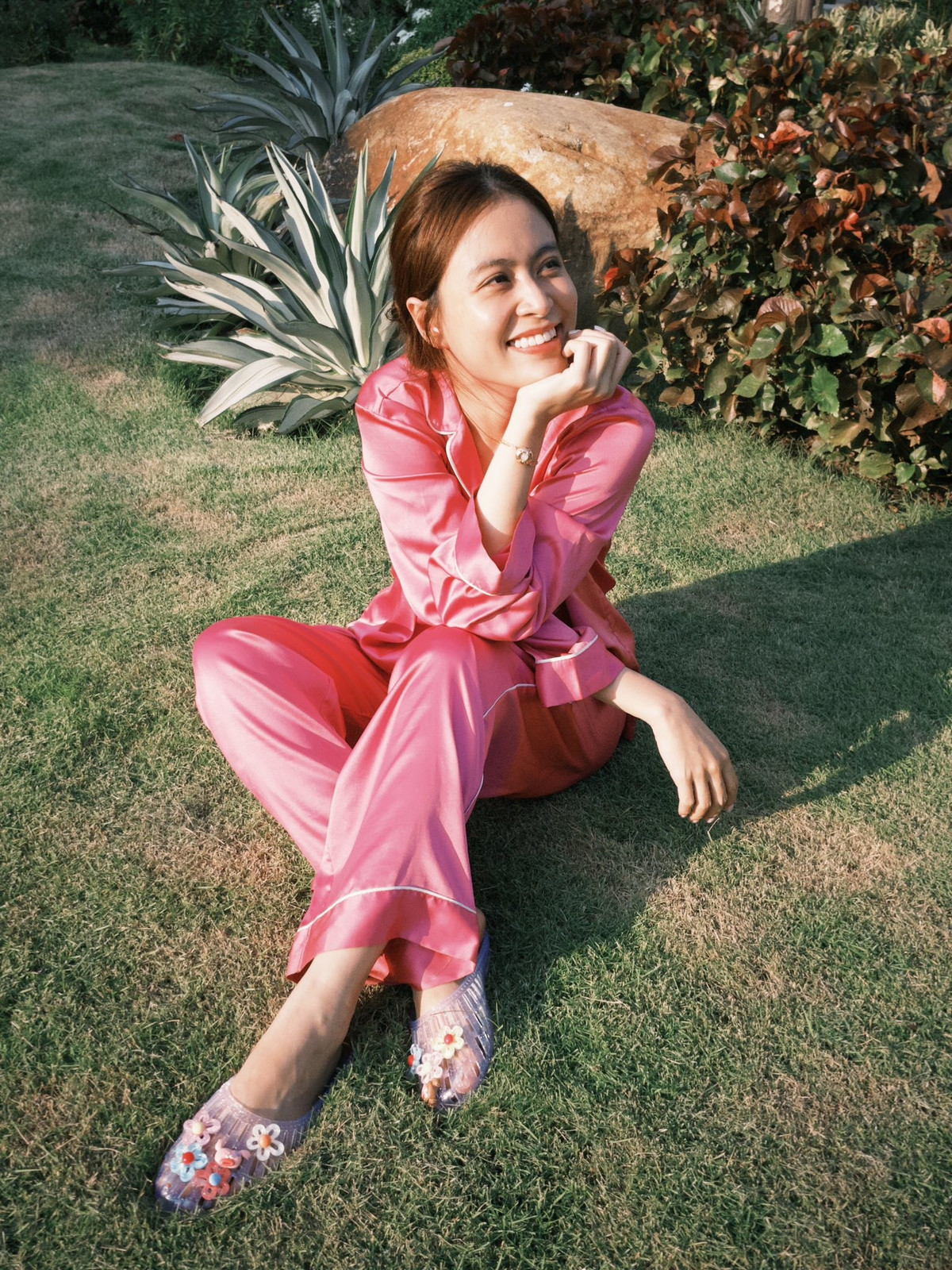 Ca sĩ Hoàng Thuỳ Linh mặc đồ ngủ, chụp ảnh dưới nắng thu Hà Nội. Ảnh: FB Hoàng Thùy Linh