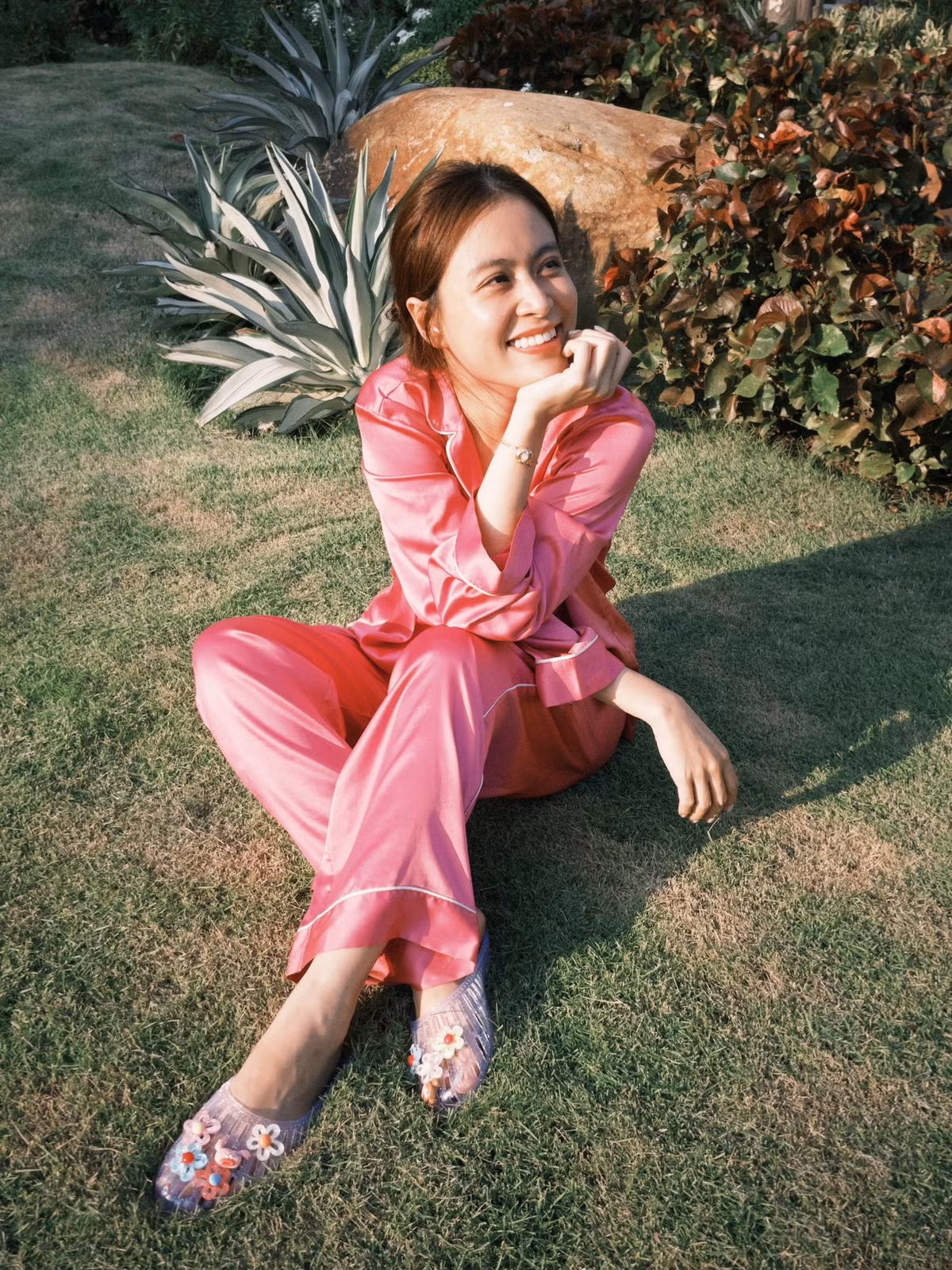 Ca sĩ Hoàng Thuỳ Linh mặc đồ ngủ, chụp ảnh dưới nắng thu Hà Nội. Ảnh: FB Hoàng Thùy Linh