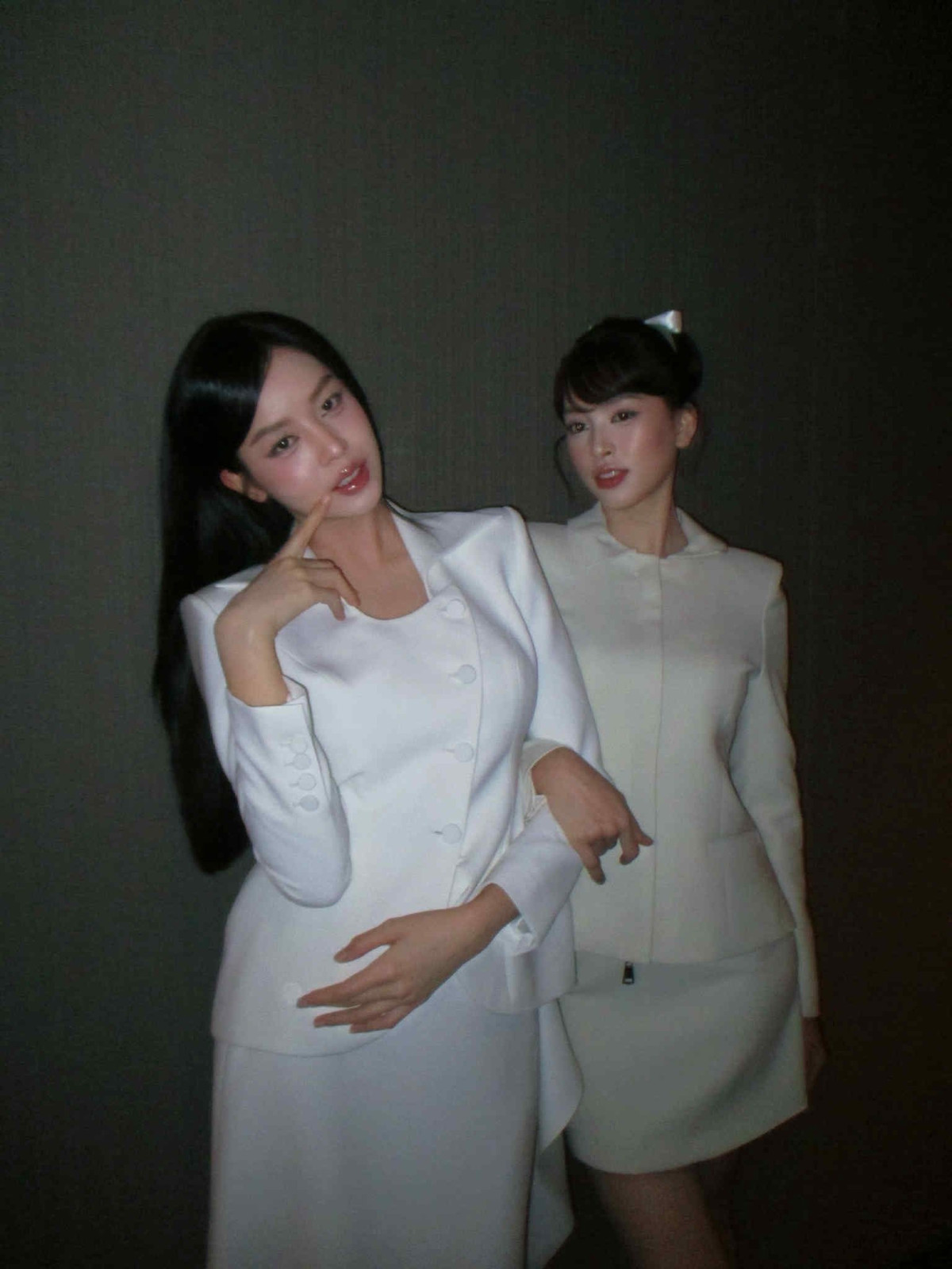 Hoa hậu Trần Tiểu Vy và Thanh Thủy khoe dáng thanh lịch trong trang phục công sở đồng điệu. Ảnh: FB Trần Tiểu Vy