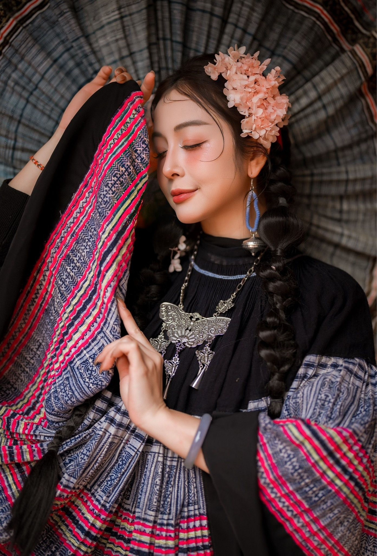 Bộ trang phục giữ trọn nét đặc trưng của váy áo dân tộc nhưng được cách điệu hiện đại, giúp tôn lên vẻ thanh lịch và duyên dáng của người đẹp.